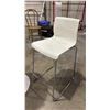 Image 3 : SMALL ROUND WHITE BAR HEIGHT TABLE WITH 2 CHAIRS