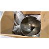 Image 5 : PALLET OF ASSORTED DECORATIVE ITEMS - GLASS VASES, METAL BOWLS AND MORE