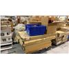 Image 1 : PALLET OF 4 PANEL ROOM DIVIDERS AND ASSORTED DECORATIVE ITEMS