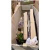 Image 4 : PALLET OF 4 PANEL ROOM DIVIDERS AND ASSORTED DECORATIVE ITEMS