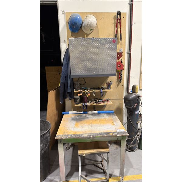 NEW AGE CHECKER-PLATE WALL MOUNT TOOL CABINET WITH CONTENTS, 2 METAL FRAMED WORK TABLES,