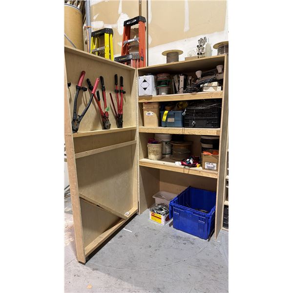 LARGE WOODEN SINGLE DOOR CABINET UNIT FILLED WITH ASSORTED RIGGING TOOLS