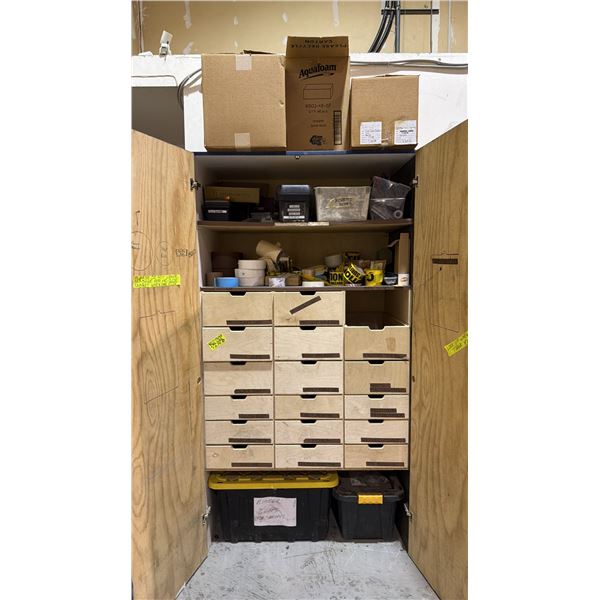 LARGE BLUE WOODEN STORAGE CABINET UNIT FILLED WITH ASSORTED RIGGING TOOLS
