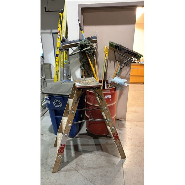 METAL MOBILE BARREL WITH ASSORTED TOOLS, RECYCLING BIN AND WOODEN STEP LADDER