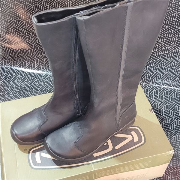 New Keen Boots Ladies Size 7
