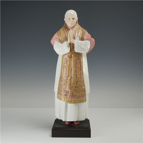 Lladro Porcelain Figurine Benedictus XVI 01008266