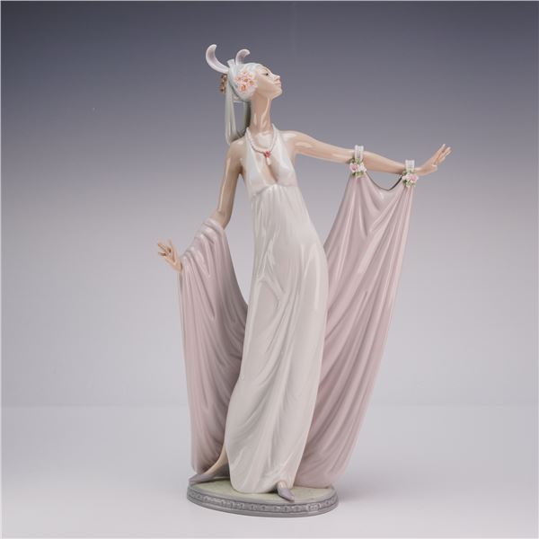 Lladro Porcelain Sculpture Grand Dame 01001568