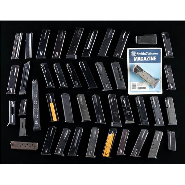 GROUPING OF 40 MOSTLY PISTOL MAGS.