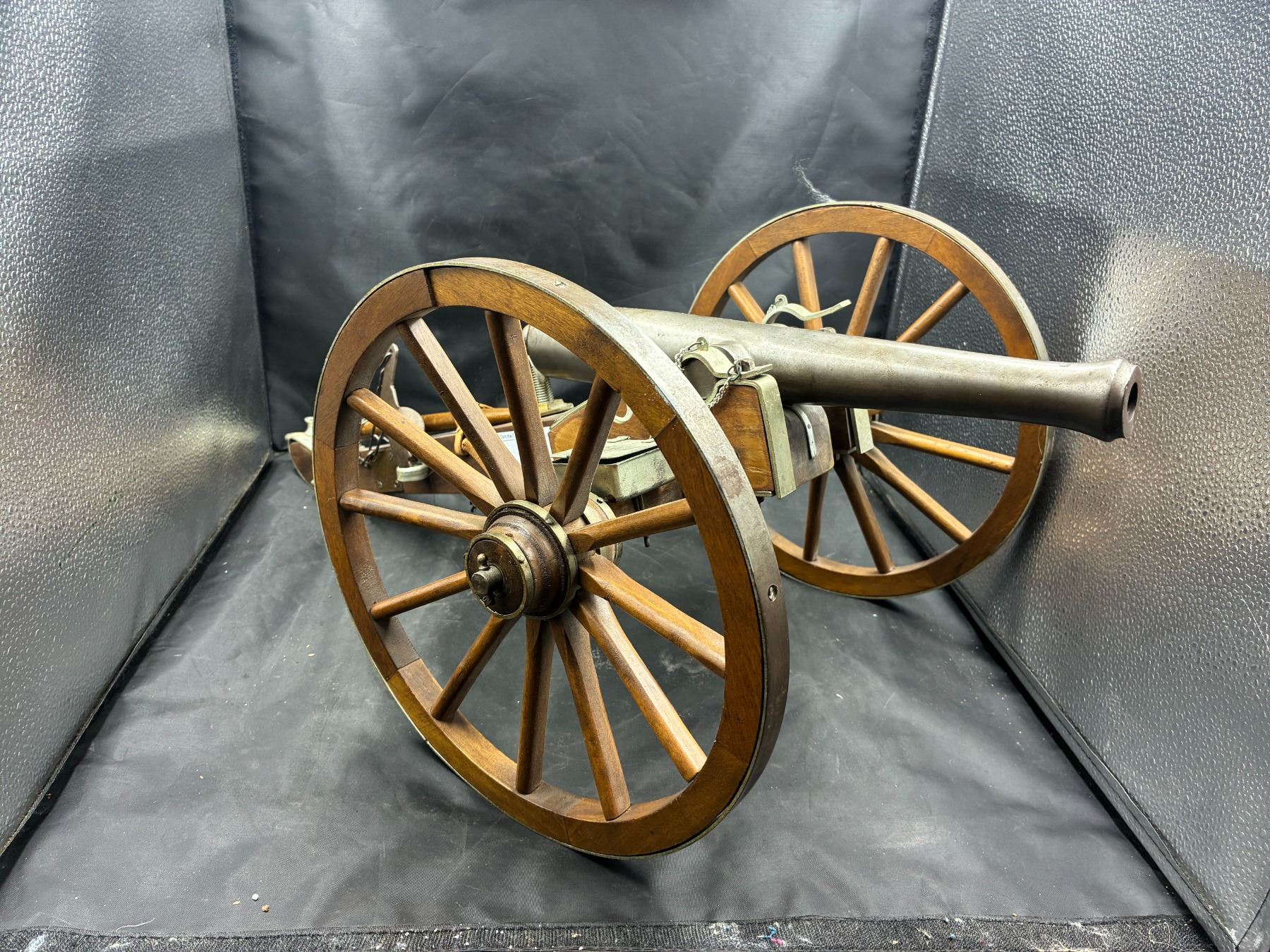 Beautiful miniature working cannon 28
