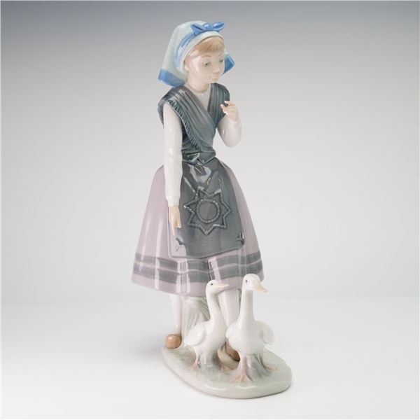 Lladro Porcelain Figurine Aracely with Ducks 01005202