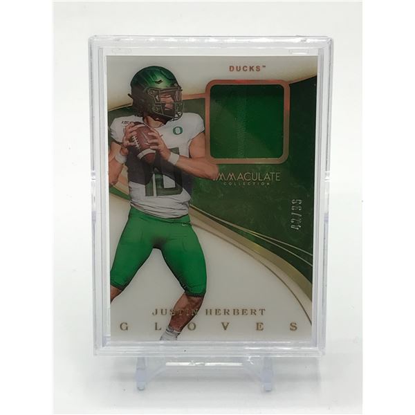 2020 PANINI IMMACULATE COLLECTION COLLEGIATE JUSTIN HERBERT GLOVES PATCH TRADING CARD 42/96