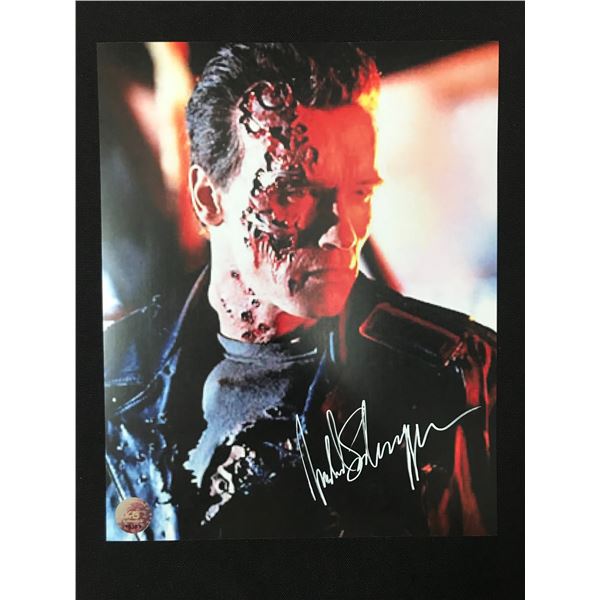 ARNOLD SCHWARZENEGGER SIGNED TERMINATOR 8X10 - KB COA