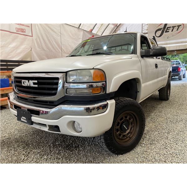PARKSVILLE - 2004 GMC SIERRA WHITE 260450 KMS - D320245