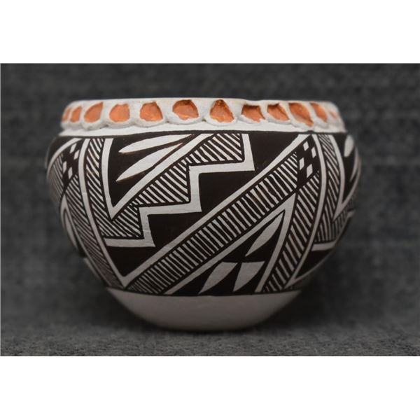 ACOMA POTTERY JAR (REBECCA LUCARIO)