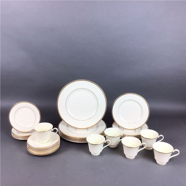 30 Pc Royal Doulton Romance Collection Porcelain Dinnerware, Service for Six, Heather