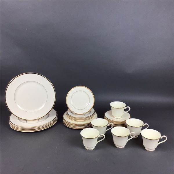 30 pc Royal Doulton Bone China Dinnerware, Service for Six - Heather