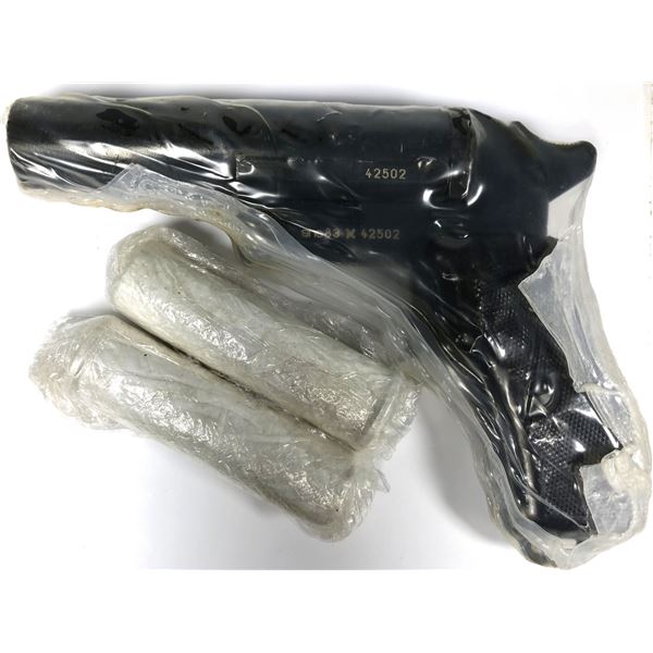 Czech she 82 SEALED Flare Pistol 26.5mm w/ 2 x 12 ga barrel Inserts