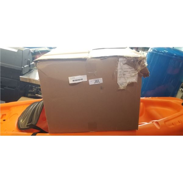 CASE OF PLASTIC MUFFIN SQUARE CLAMSHELL CONTAINERS