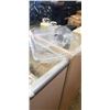 Image 2 : CASE OF PLASTIC MUFFIN SQUARE CLAMSHELL CONTAINERS