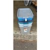 Image 2 : 5 RUBBERMAID TOTES AND LIDS