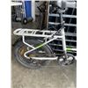 Image 5 : WHITE ISINWHEEL BIKE
