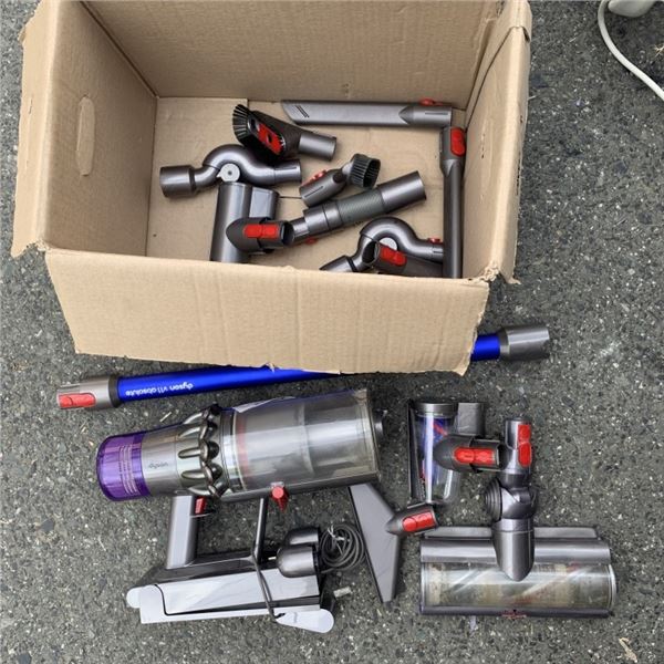 DYSON V11 ABSOLUTE CORDLESS VACUUM WITH CHARGER, DOCK AND ACCESSORIES WORKING RETAIL $800