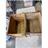 Image 4 : 2 VINTAGE SODA CRATES - CANADA DRY AND 7UP