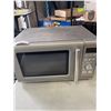 Image 4 : THREE STORE RETURN MICROWAVES