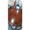 Image 3 : MAHOGANY QUEEN ANNE TABLE WITH EXTENSION LEAF AND 6 CHAIRS