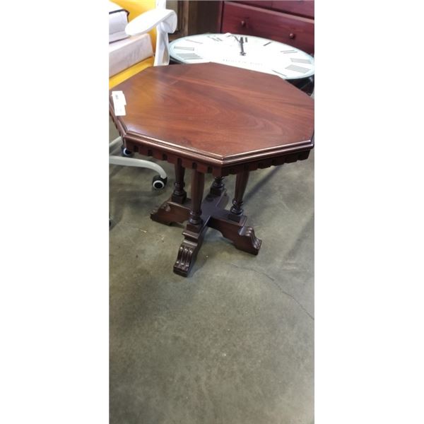 OCTAGONAL ENDTABLE