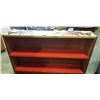 Image 2 : PAINTED WOOD DISPLAY SHELF