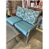 Image 4 : ALUMINUM PATIO LOVESEAT WITH CUSHIONS AND COFFEE TABLE