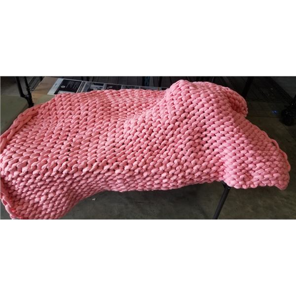AS NEW 15LB HEAVY WEIGHTED LARGE KNOTTY BLANKET, UNUSED, NO PACKAGING  60X80 INCH
