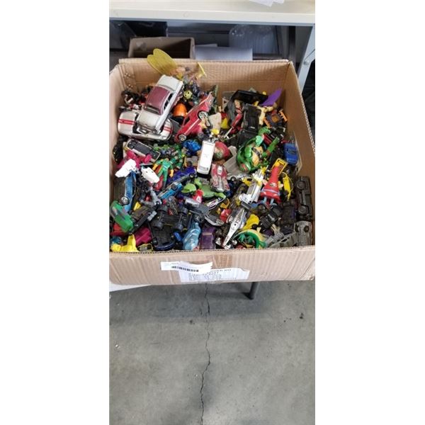 LARGE TRAY OF VINTAGE TOYS AND CARS