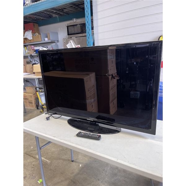 40" SAMSUNG TV WITH REMOTE MODEL UN40D5003BF. WORKING