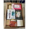 Image 4 : 2 TRAYS OF VANITY AND BEAUTY ITEMS