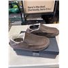 Image 4 : NEW OLUKAI MOLOA SLIPPER DK WOOD / DK WOOD  SIZE MENS 10