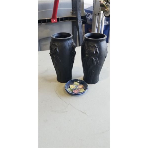 SMALL MOORCROFT PIN DISH AND 2 BLACK GLASS VASES, UNMARKED