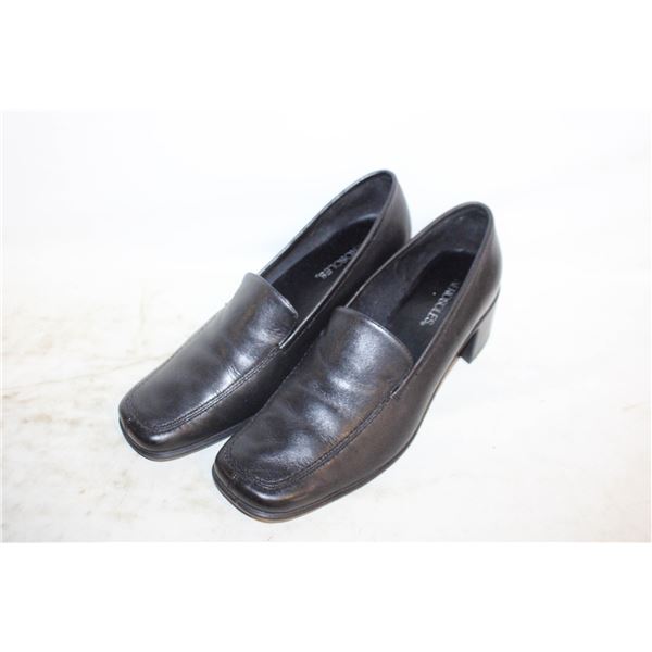 LADIES AEROSOLES LEATHER HEALED LOAFER SHOES-