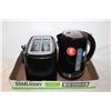 Image 1 : BLACK TOASTER AND ELECTRIC KETTLE