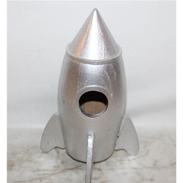 SPACESHIP BIRD HOUSE