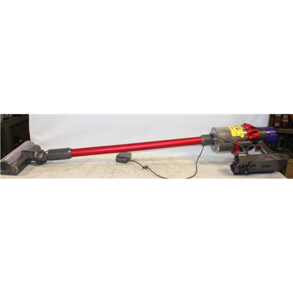 DYSON VAC V10 WITH CHARGER