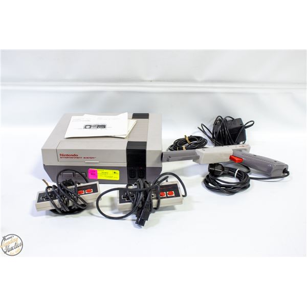 NINTENDO SYSTEM, 2 CONTROLLERS, 1985 ZAPPER
