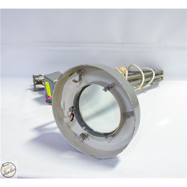 VINTAGE MAGNIFYING GLASS WITH LIGHT UP FEATURE