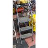 Image 1 : 3 STEP FOLDING LADDER