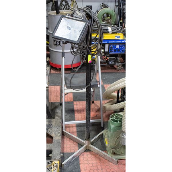 HALOGEN LIGHT ON STAND 500W MAX