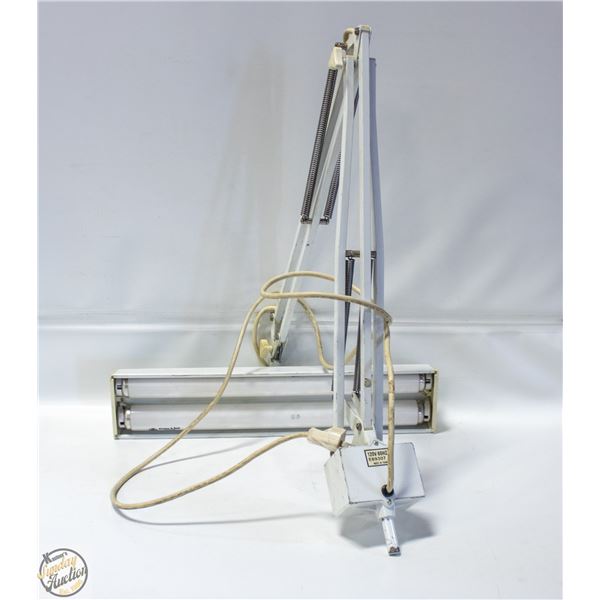 LIGHT BAR ON ARTICULATING ARM 120V