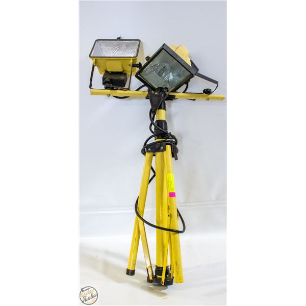 LIGHT ON TRIPOD - WORK (MISSING 1 BULB COVER)