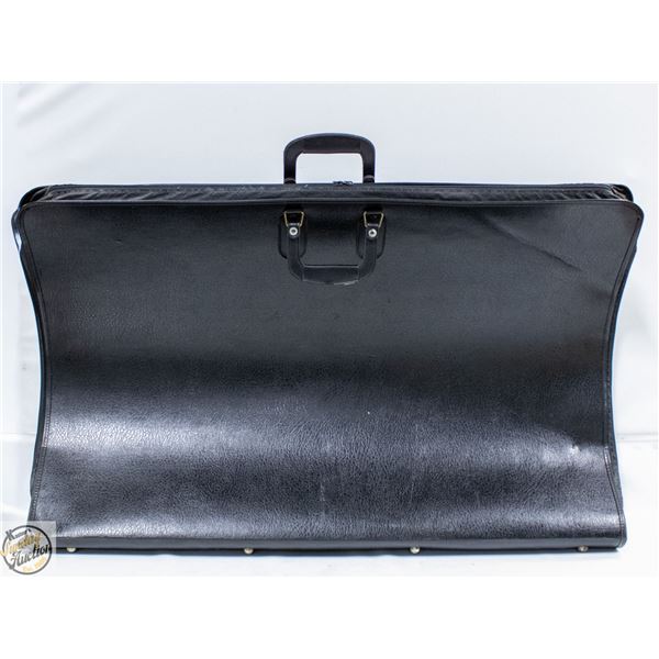 NATIONAL LUGGAGE MADE IN CANADA LARGE ZIPPERED-