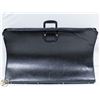 Image 1 : NATIONAL LUGGAGE MADE IN CANADA LARGE ZIPPERED-